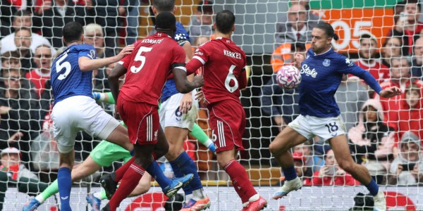 利物浦客场航班延误：球队滞留4小时，赫拉芬贝赫缺席引发担忧