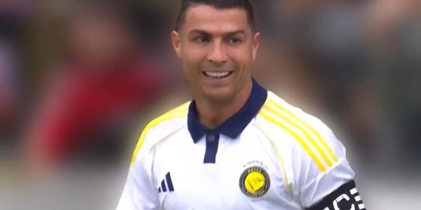 40岁C罗率队逆转法甲劲旅，腾空180度甩手庆祝